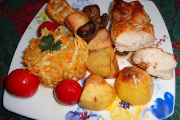 Pieczone warkocze wieprzowe z ziemniakami i pieczarkami.