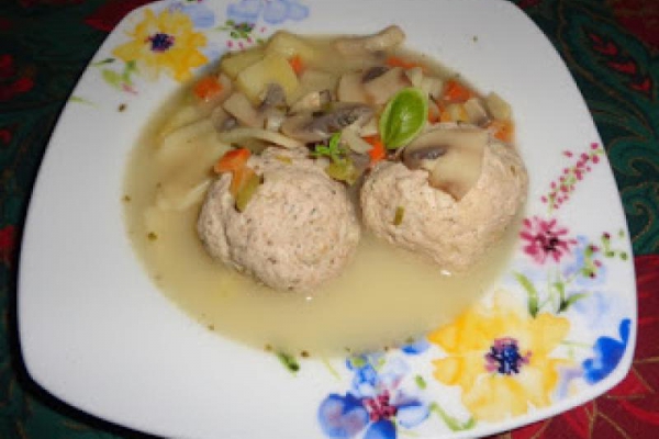 Zupa pieczarkowa z klopsami.