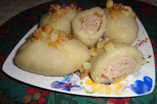 Pyzy ziemniaczane, okraszone skwarkami.
