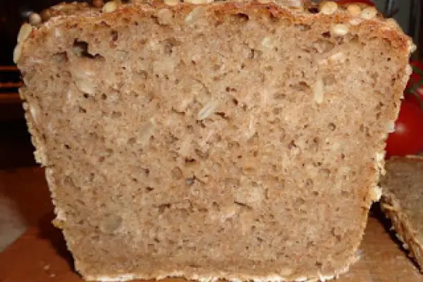 Chleb żytni, razowy 3 ziarna, z siemieniem lnianym, ziarnami dyni i słonecznika.