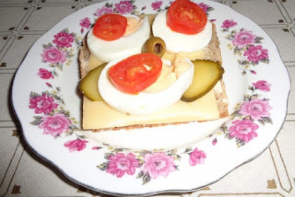 Kanapka z żółtym serem i jajkiem.