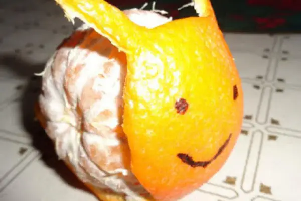 Ślimak z mandarynki.