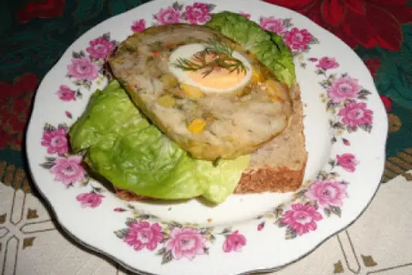 Kanapka z salcesonem z morszczuka i sałatą rzymską.