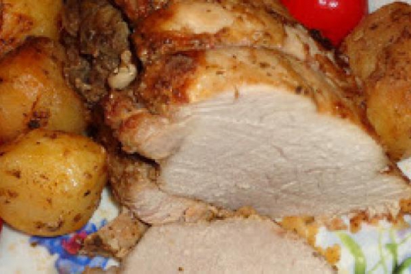 Pieczona szynka wieprzowa z ziemniakami.
