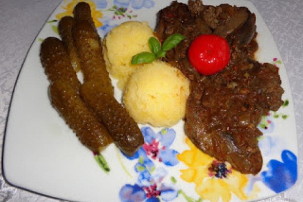 Duszone z cebulką wątróbki gęsie, ziemniaki, ogórek kiszony.