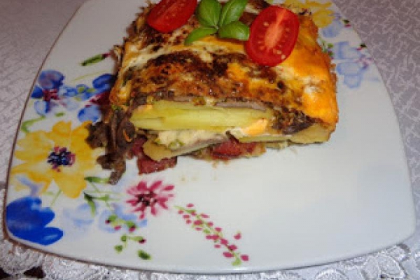 Zapiekanka ziemniaczana z pieczarkami.