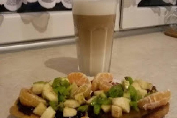 Omlet na słodko z owocami.