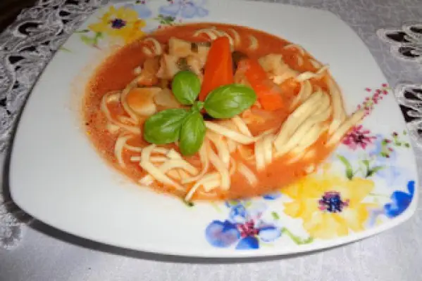Zupa pomidorowa z makaronem wstążki (gniazda).