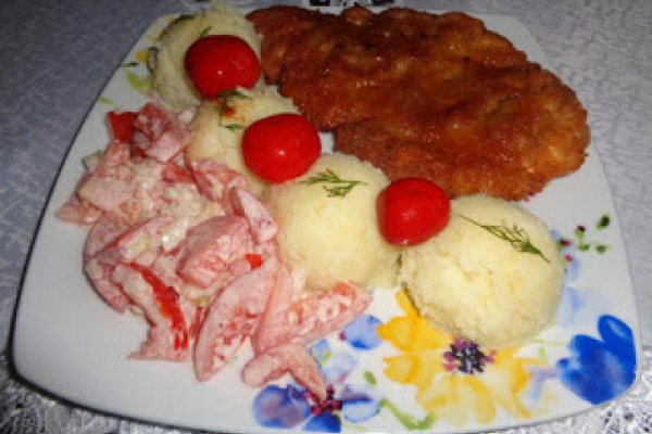 Kotlety z fileta drobiowego, ziemniaki i mizeria z pomidorów.