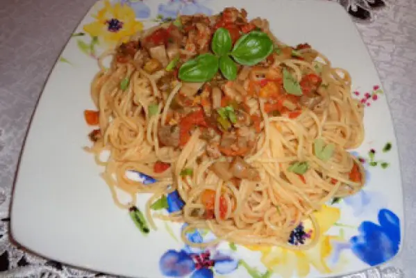 Spaghetti w sosie pomidorowym z mięsem i pieczarkami.