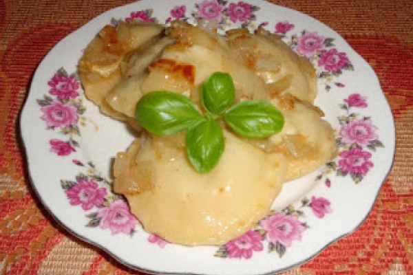 Pierogi z grzybami, mięsem i cebulą.