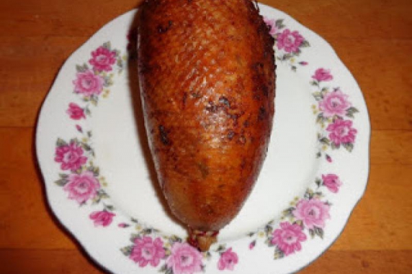 Pieczona kacza szyja, nadziewana pikantnym farszem kaszanym.