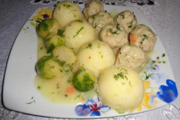 Pulpety wieprzowe w sosie koperkowym z kapustą brukselką.