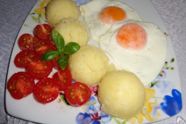 Jajka sadzone, ziemniaki, pomidorki koktajlowe.