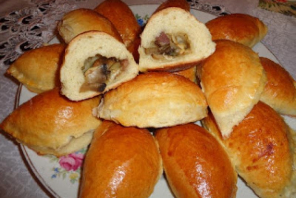 Pieczone pierożki z nadzieniem pieczarkowym.