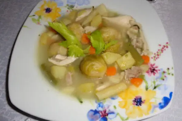 Zupa warzywna z kapustą brukselką i fasolką szparagową.