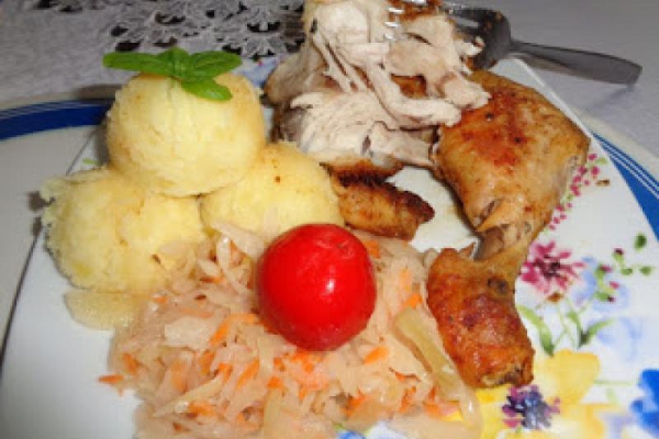 Kurczak smażony, ziemniaki,kapusta i ostra papryczka cherry.