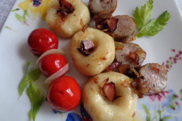 Smażone kluski śląskie z okrasą, kiełbasą pieczoną i ostrymi papryczkami cherry.