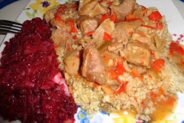 Gulasz wieprzowy, kasza parzona i smażone buraczki.