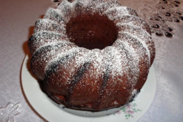 Czekoladowa babka z wiśniami.