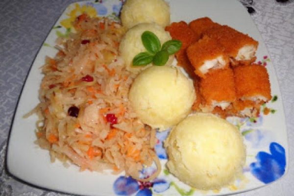 Paluszki rybne, ziemniaki, surówka.