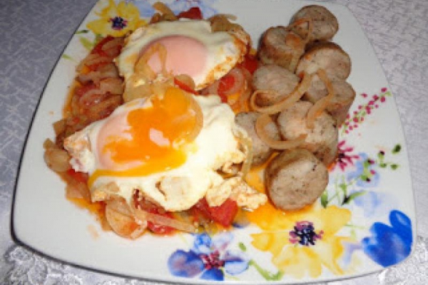 Kiełbasa smażona z cebulą, pomidorami i jajkami.