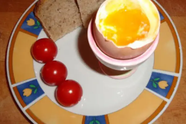 Jajko na miękko, chleb, pomidorki cherry.