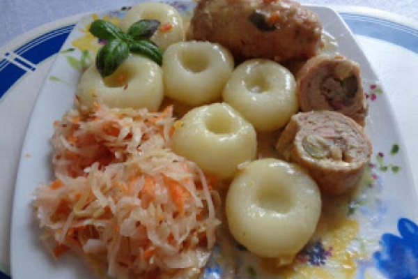 Zrazy wieprzowe w sosie, kluski śląskie.