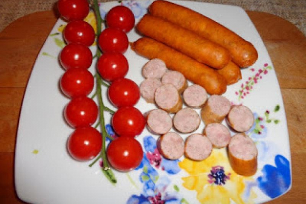Frankfurterki parzone (nie wędzone).