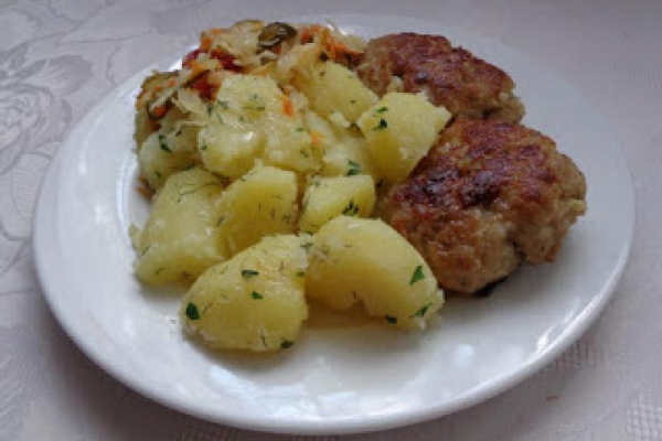 Kotlet mielony, ziemniaki, surówka.