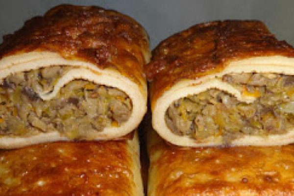 Krokiety z kapustą kiszoną,cebulką i pieczarkami.