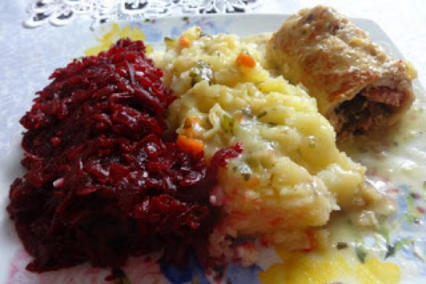 Roladki ze schabu z sosem, ziemniakami i buraczkami.