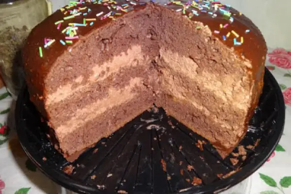 Tortowe ciasto czekoladowe z kremem.