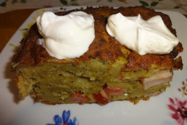 Babka ziemniaczana z kiełbasą, boczkiem ,cebulą i pieczarkami.