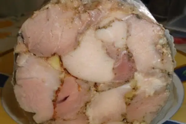 Marynowana wieprzowina z czosnkiem w osłonce poliamidowej.