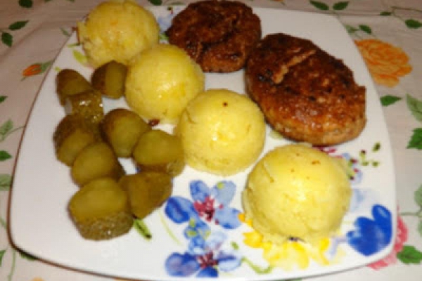Kotlet mielony ziemniaki i ogórek.