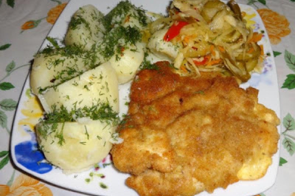 Panierowany filet z kurczaka, ziemniaki i sałatka.