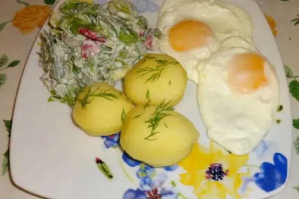 Sadzone jajka, młode ziemniaki i surówka.