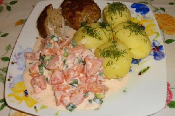 Kotlet mielony, ziemniaki i sałatka z pomidora.