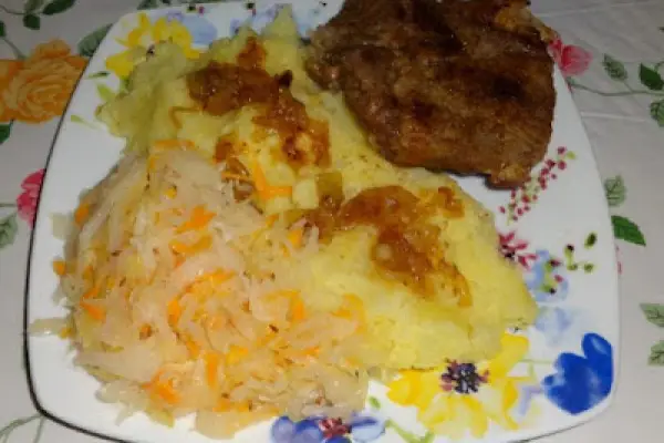 Stek z karkówki, ziemniaki i kiszona kapusta.