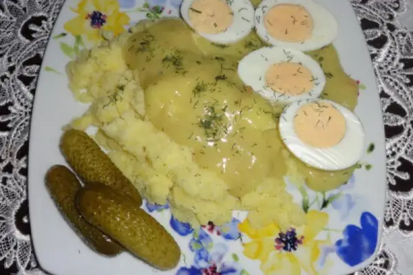 Kurze jajka w sosie musztardowym z ziemniakami i ogórkiem.