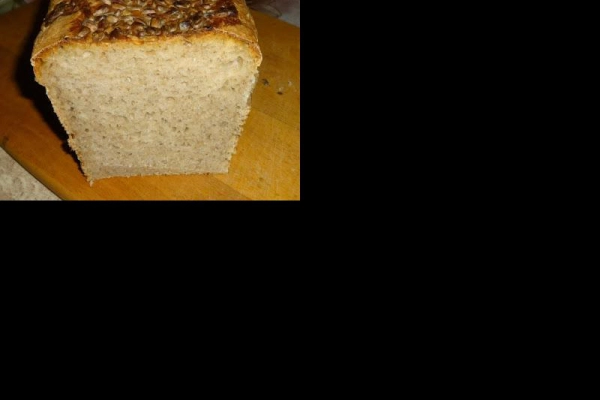 Chleb pszenny na żytnim zakwasie posypany ziarnem słonecznika.