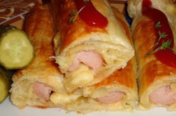 Hot-dogi z serem w cieście francuskim.