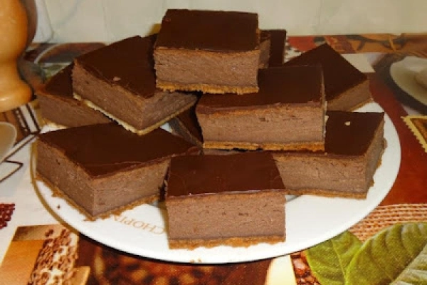 Sernik kakaowy w czekoladowej polewie.