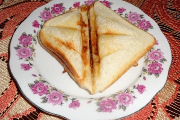 Sandwicze (opiekane kanapki z chlebem tostowym).