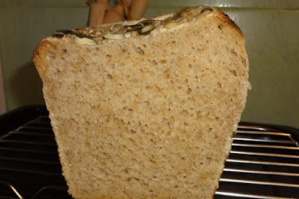 Chleb pszenny na żytnim zakwasie, z ziarnami.