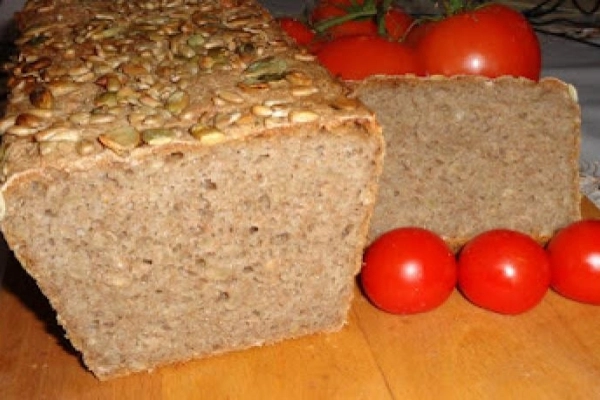 Chleb żytni, razowy ze słonecznikiem i pestkami dyni  na zakwasie.