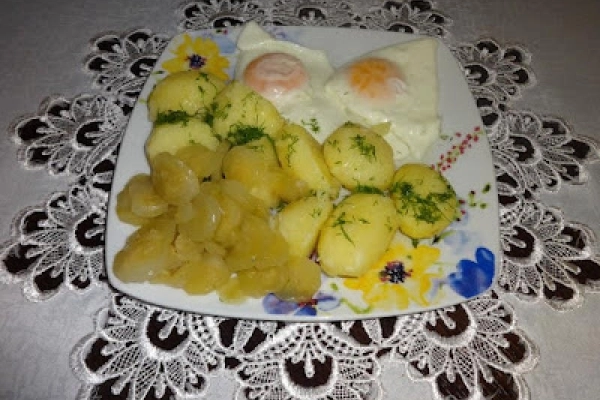 Jajka sadzone młode ziemniaki i sałatka z ogórków.