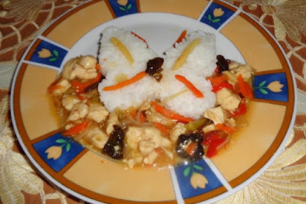 Filet z kurczaka w sosie azjatyckim podany z ryżem.