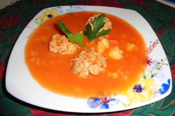 Zupa pomidorowa z ryżem, ziemniakami i klopsami.